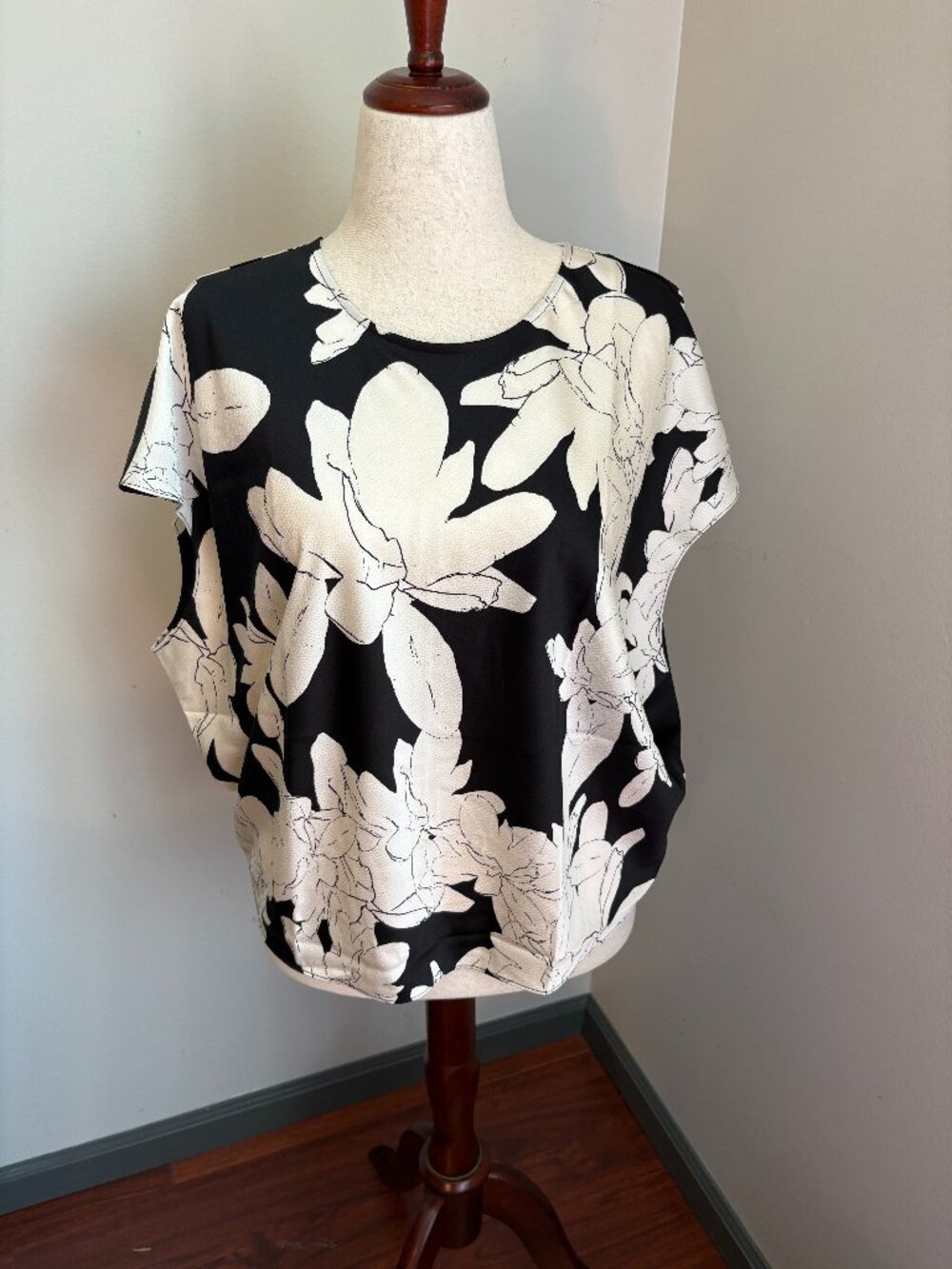 Banana Republic Black & White Floral Blouse XXL NWT Lightweight Career Top